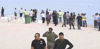 Les forces de l'ordre sur la plage de Sousse en Tunisie après l'attentat de l'hôtel Imperialm Marhaba