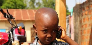 Un enfant téléphone en Guinée - Droits réservés Thierry Barbaut - Info Afrique