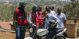 Taxi moto électrique au Rwanda avec l'entreprise Ampersand