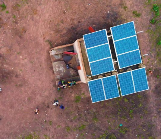 Moulins à moudre le mil solaire en Afrique au Sénégal